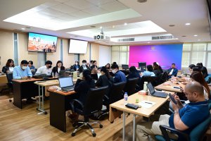 ประชุมเพื่อถ่ายทอดความรู้ ให้บุคลากรภายในสำนักงานเศรษฐกิจอุตสาหกรรม “เทคนิคการเขียน Prompt ขั้นเทพ โดย ใช้ AI”
