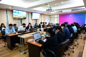 ประชุมเพื่อถ่ายทอดความรู้ ให้บุคลากรภายในสำนักงานเศรษฐกิจอุตสาหกรรม “เทคนิคการเขียน Prompt ขั้นเทพ โดย ใช้ AI”