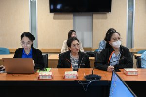 ประชุมเพื่อถ่ายทอดความรู้ ให้บุคลากรภายในสำนักงานเศรษฐกิจอุตสาหกรรม “เทคนิคการเขียน Prompt ขั้นเทพ โดย ใช้ AI”